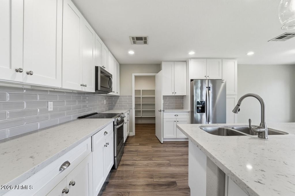 Image 13 of property listing at 3165 W ZACHARY Drive, Phoenix, AZ 85027