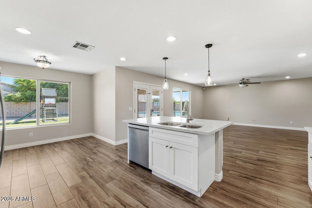 Image 15 of property listing at 3165 W ZACHARY Drive, Phoenix, AZ 85027