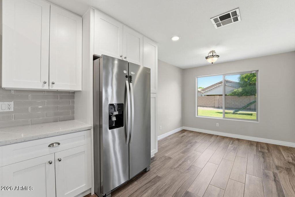 Image 16 of property listing at 3165 W ZACHARY Drive, Phoenix, AZ 85027