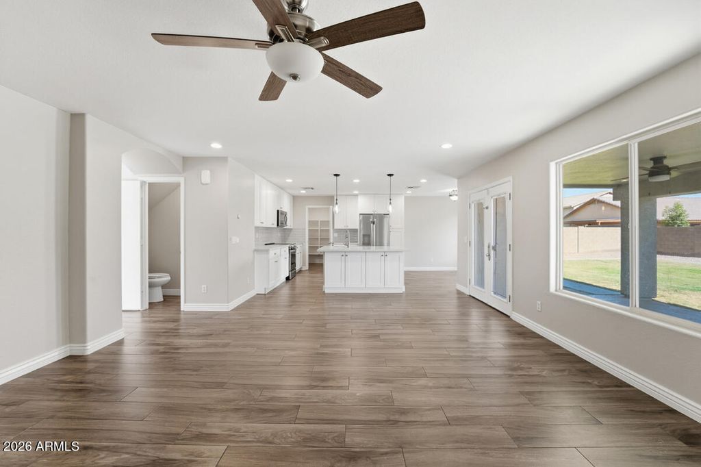 Image 8 of property listing at 3165 W ZACHARY Drive, Phoenix, AZ 85027