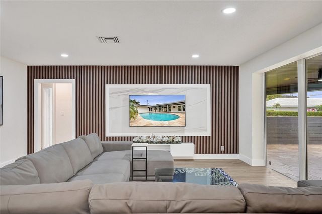 1420 SE 13th Street, Deerfield Beach, FL 33441