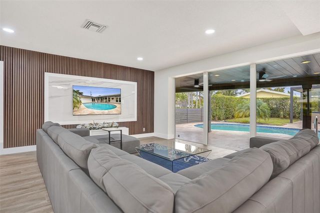 1420 SE 13th Street, Deerfield Beach, FL 33441