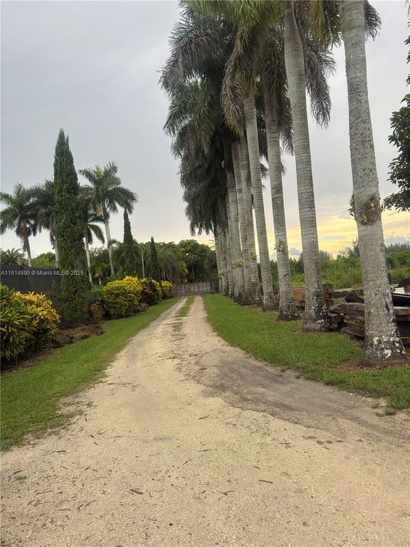 15375 SW 209 AVE, Miami, FL 33187