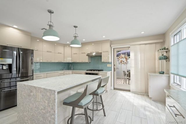 939 Manor Lane, Bay Shore, NY 11706