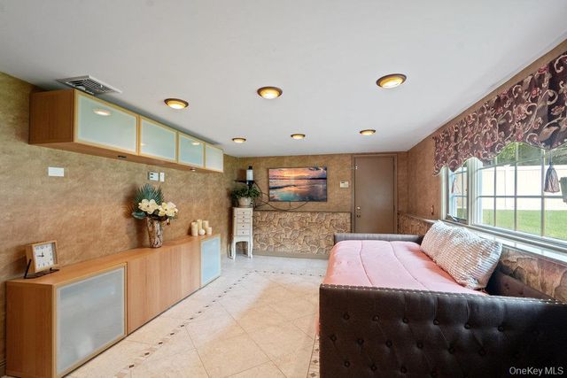 939 Manor Lane, Bay Shore, NY 11706