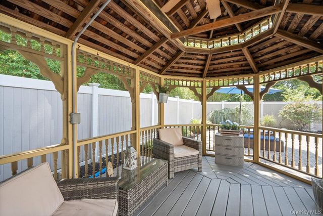 939 Manor Lane, Bay Shore, NY 11706