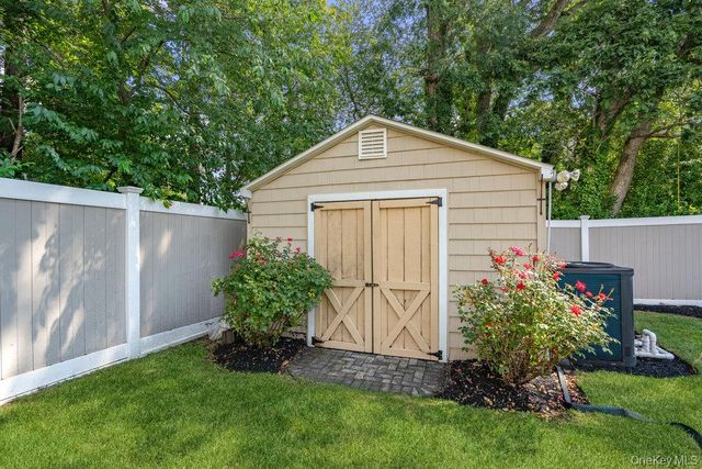 939 Manor Lane, Bay Shore, NY 11706