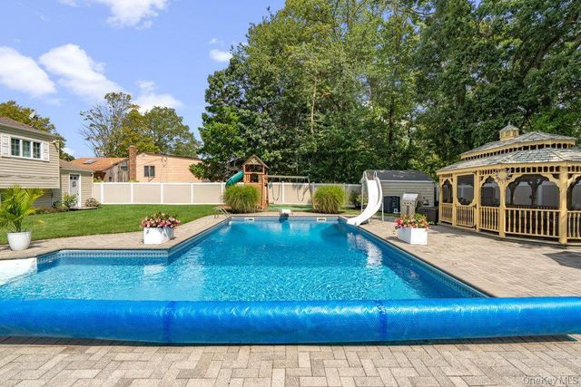 939 Manor Lane, Bay Shore, NY 11706