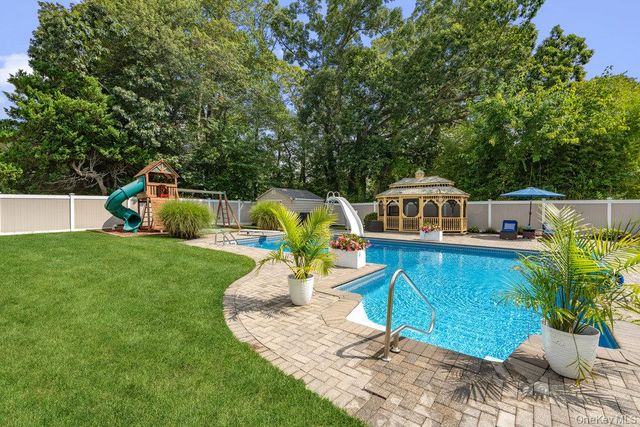 939 Manor Lane, Bay Shore, NY 11706