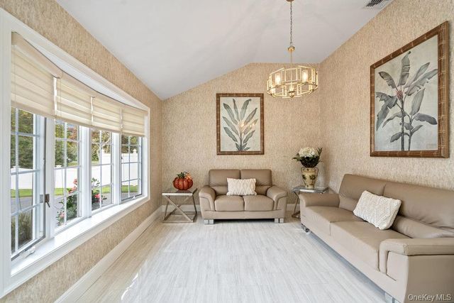 939 Manor Lane, Bay Shore, NY 11706