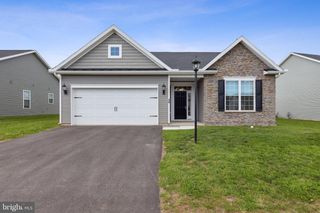 299 EDIE CIR #114, Stewartstown, PA 17363