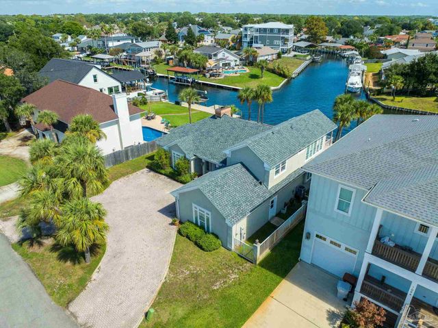 1098 Harbor Ln, Gulf Breeze, FL 32563