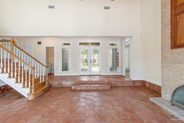 1098 Harbor Ln, Gulf Breeze, FL 32563