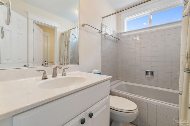 1098 Harbor Ln, Gulf Breeze, FL 32563