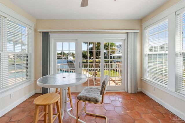 1098 Harbor Ln, Gulf Breeze, FL 32563