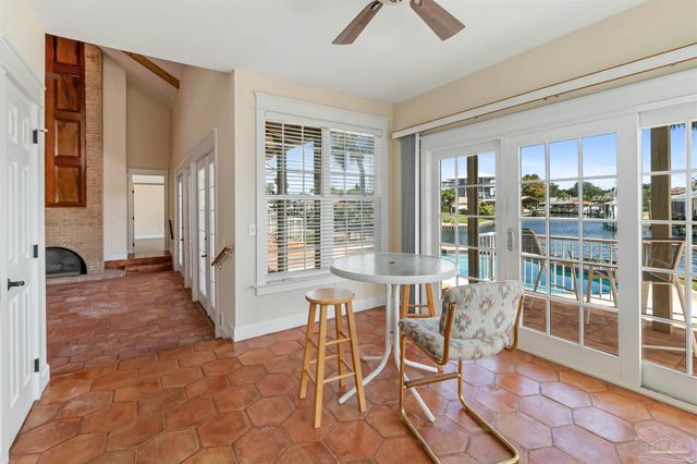 1098 Harbor Ln, Gulf Breeze, FL 32563