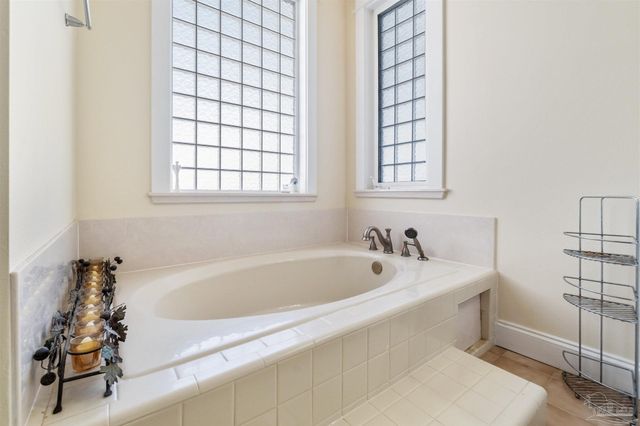 1098 Harbor Ln, Gulf Breeze, FL 32563