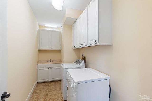 1098 Harbor Ln, Gulf Breeze, FL 32563