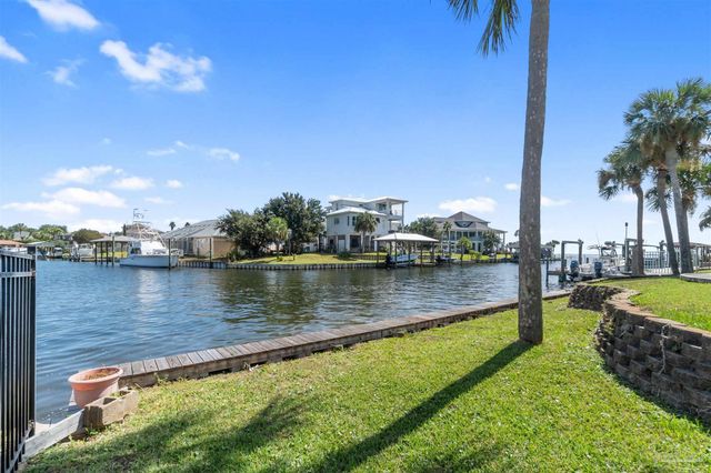 1098 Harbor Ln, Gulf Breeze, FL 32563
