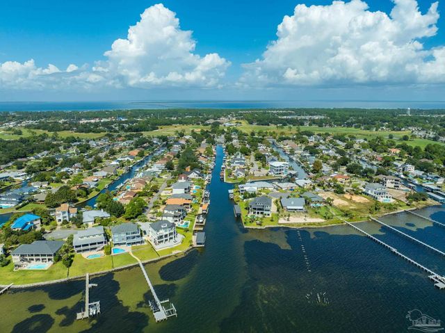 1098 Harbor Ln, Gulf Breeze, FL 32563