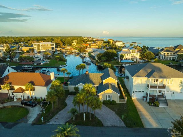 1098 Harbor Ln, Gulf Breeze, FL 32563