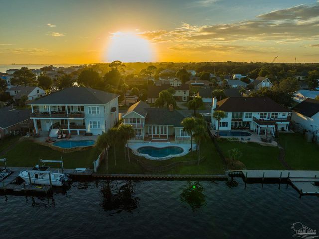 1098 Harbor Ln, Gulf Breeze, FL 32563