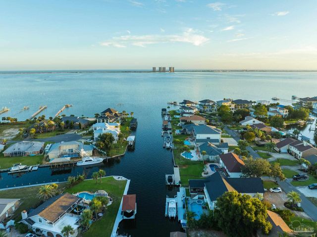 1098 Harbor Ln, Gulf Breeze, FL 32563
