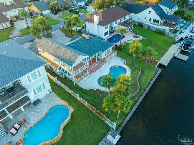 1098 Harbor Ln, Gulf Breeze, FL 32563