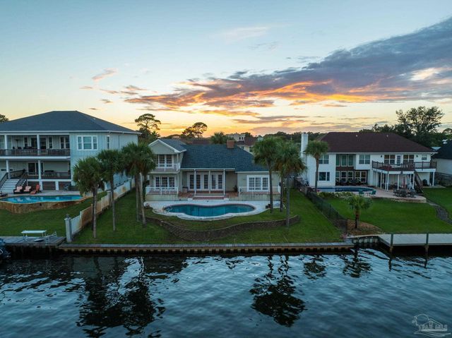1098 Harbor Ln, Gulf Breeze, FL 32563