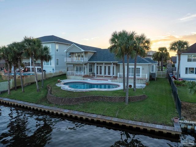 1098 Harbor Ln, Gulf Breeze, FL 32563