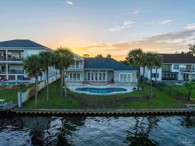 1098 Harbor Ln, Gulf Breeze, FL 32563