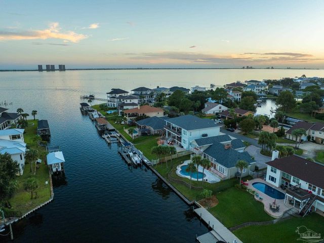 1098 Harbor Ln, Gulf Breeze, FL 32563