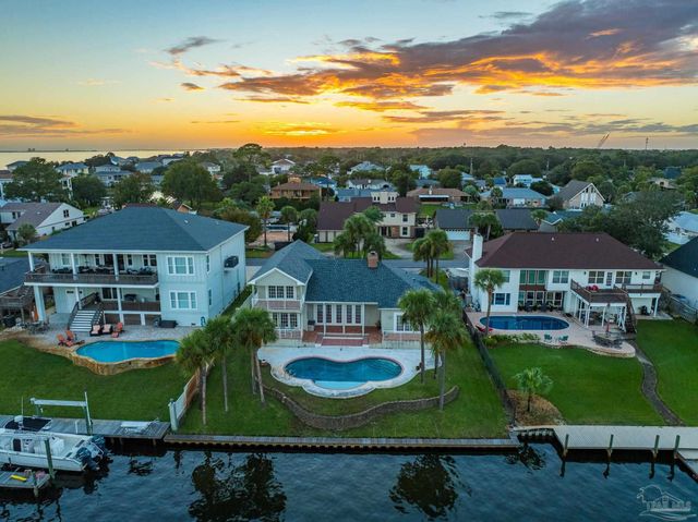 1098 Harbor Ln, Gulf Breeze, FL 32563