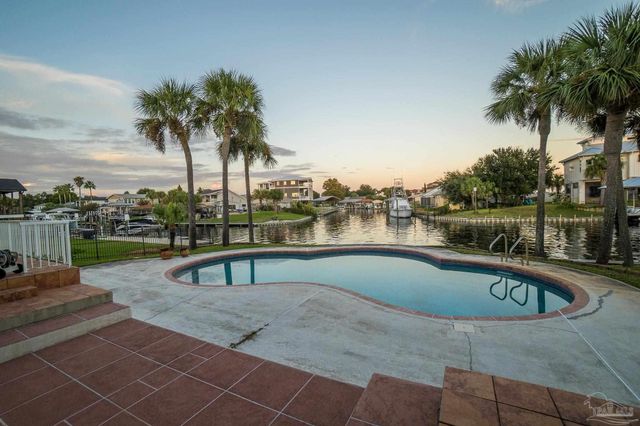 1098 Harbor Ln, Gulf Breeze, FL 32563