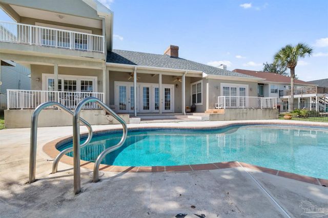 1098 Harbor Ln, Gulf Breeze, FL 32563