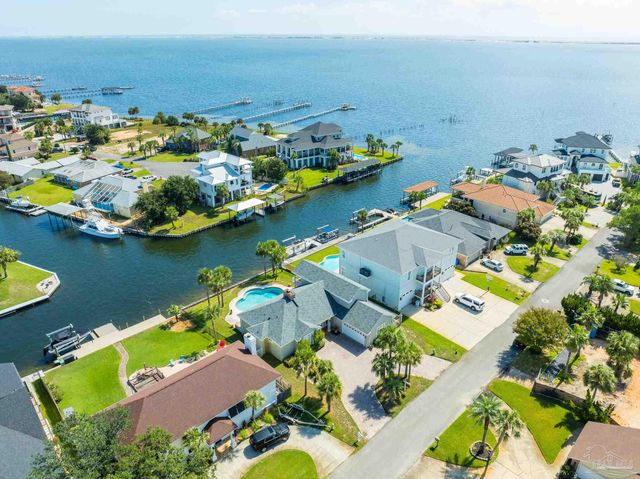 1098 Harbor Ln, Gulf Breeze, FL 32563