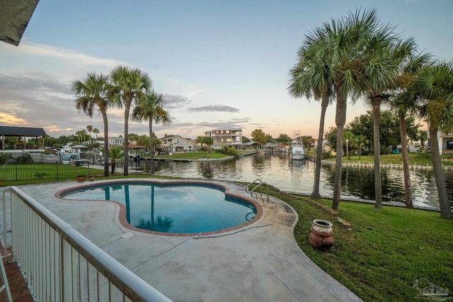 1098 Harbor Ln, Gulf Breeze, FL 32563