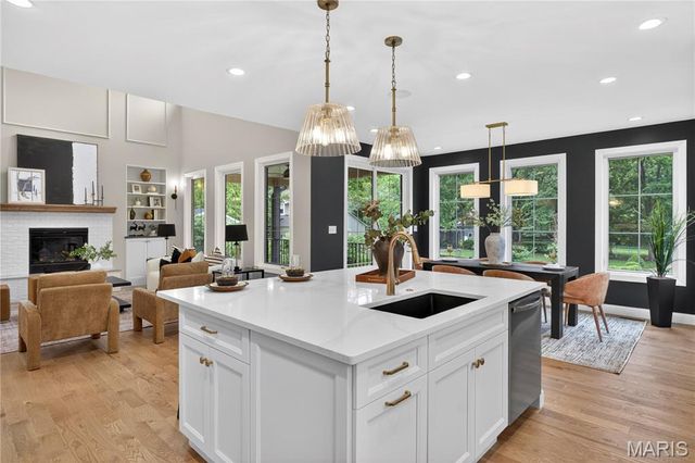 216 W Essex Avenue, Kirkwood, MO 63122