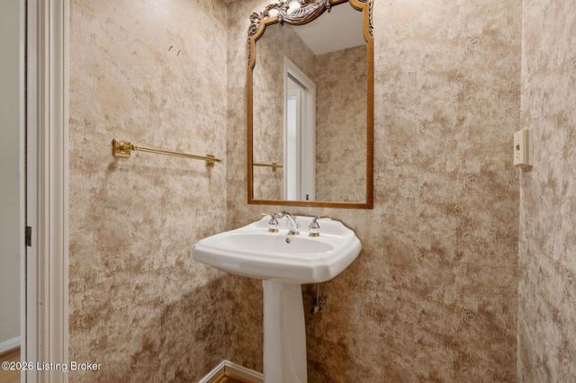5720 Coach Gate Wynde, Louisville, KY 40207