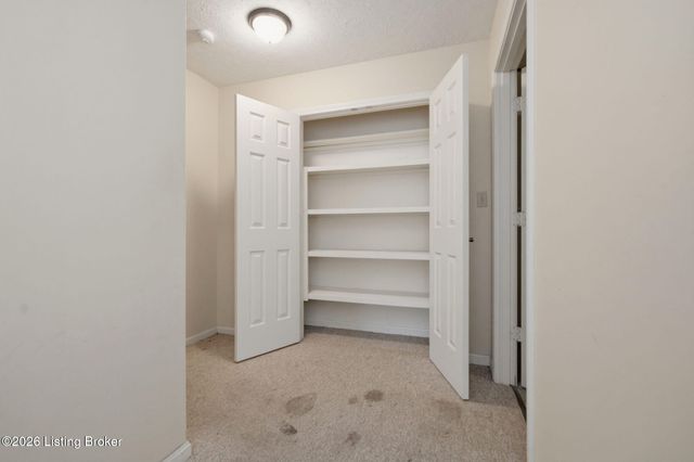 5720 Coach Gate Wynde, Louisville, KY 40207