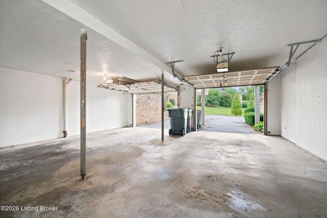 5720 Coach Gate Wynde, Louisville, KY 40207