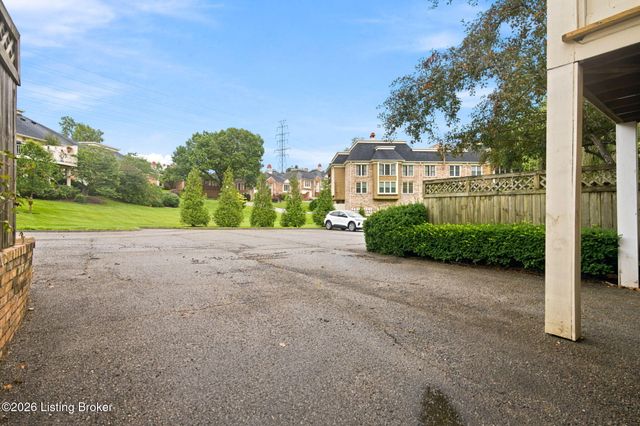5720 Coach Gate Wynde, Louisville, KY 40207