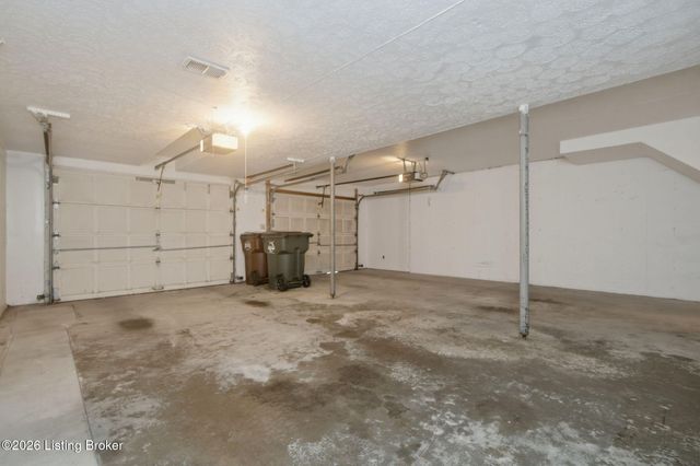 5720 Coach Gate Wynde, Louisville, KY 40207