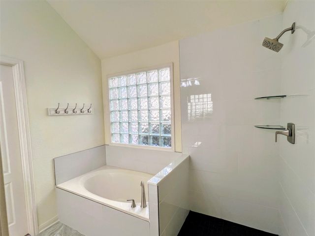 10 Troon DR, Lakeway, TX 78738