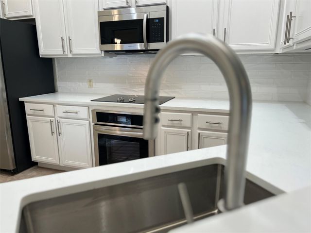 10 Troon DR, Lakeway, TX 78738