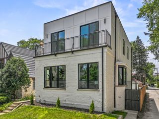 5944 N Knox Avenue, Chicago, IL 60646