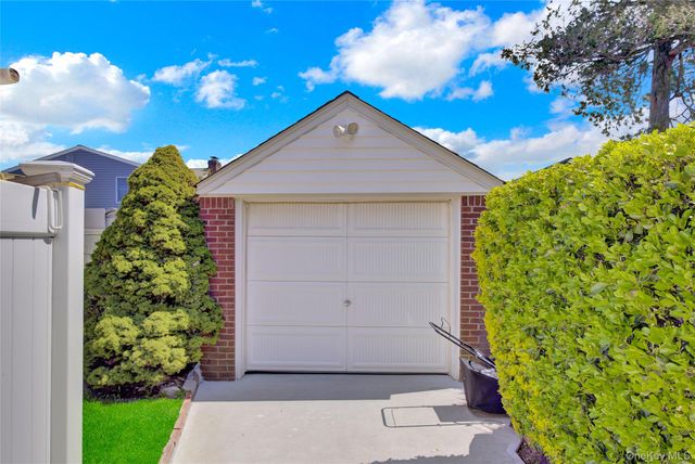 80 Wellington Road S, West Hempstead, NY 11552