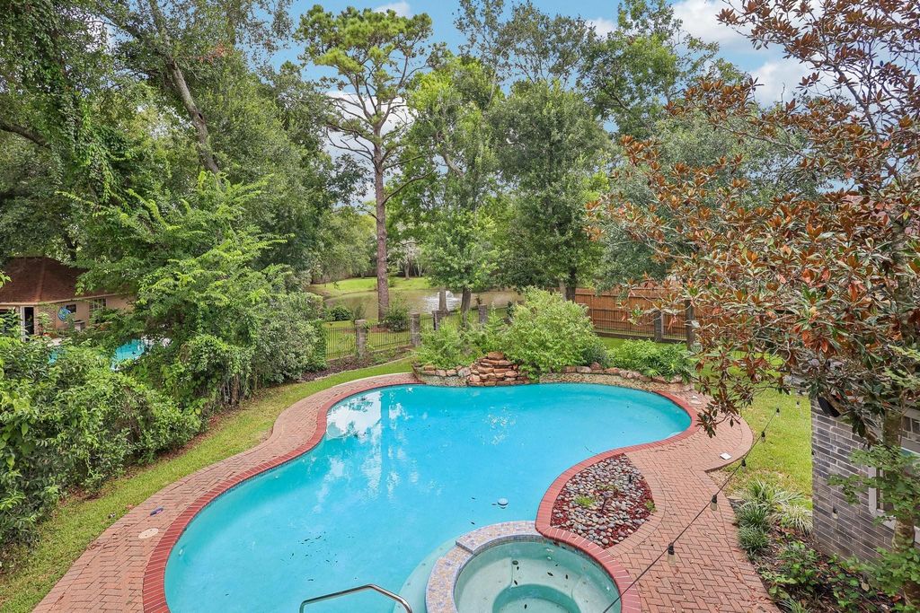 907 Remington Court, Friendswood, TX 77546