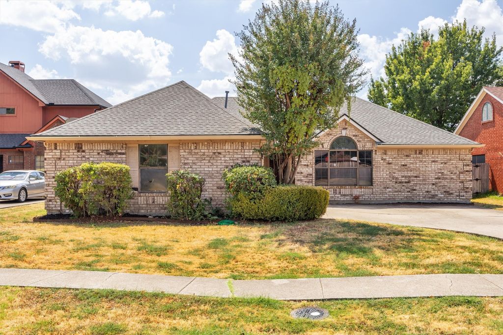 308 Clear Springs Drive, Mesquite, TX 75150