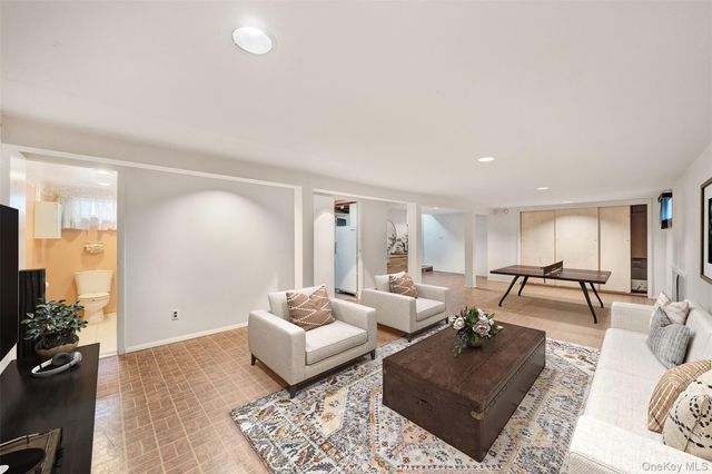 254 N Richmond Avenue, Massapequa, NY 11758